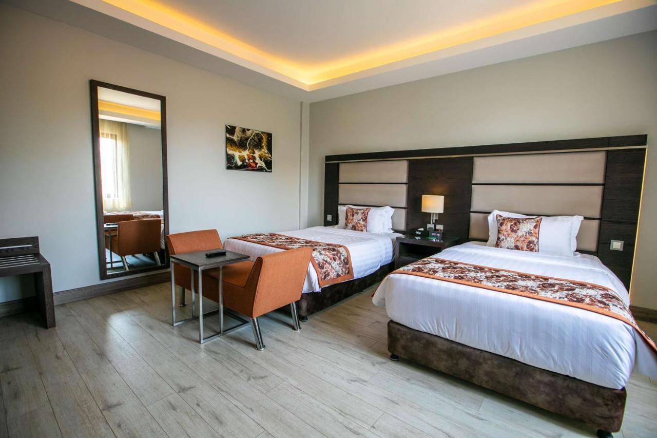 The Athena Hotel Kampala Buitenkant foto